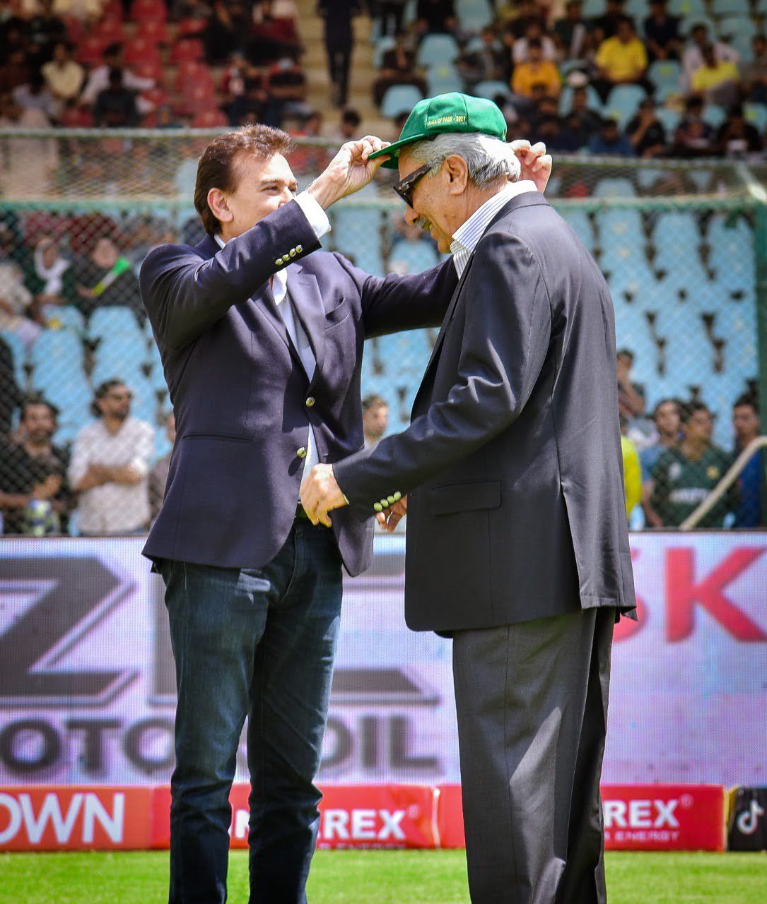 Placing the Hall of Fame cap on Zaheer Abbas