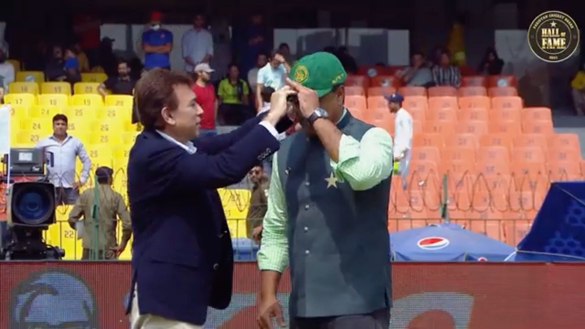 Placing cap on Waqar Younis